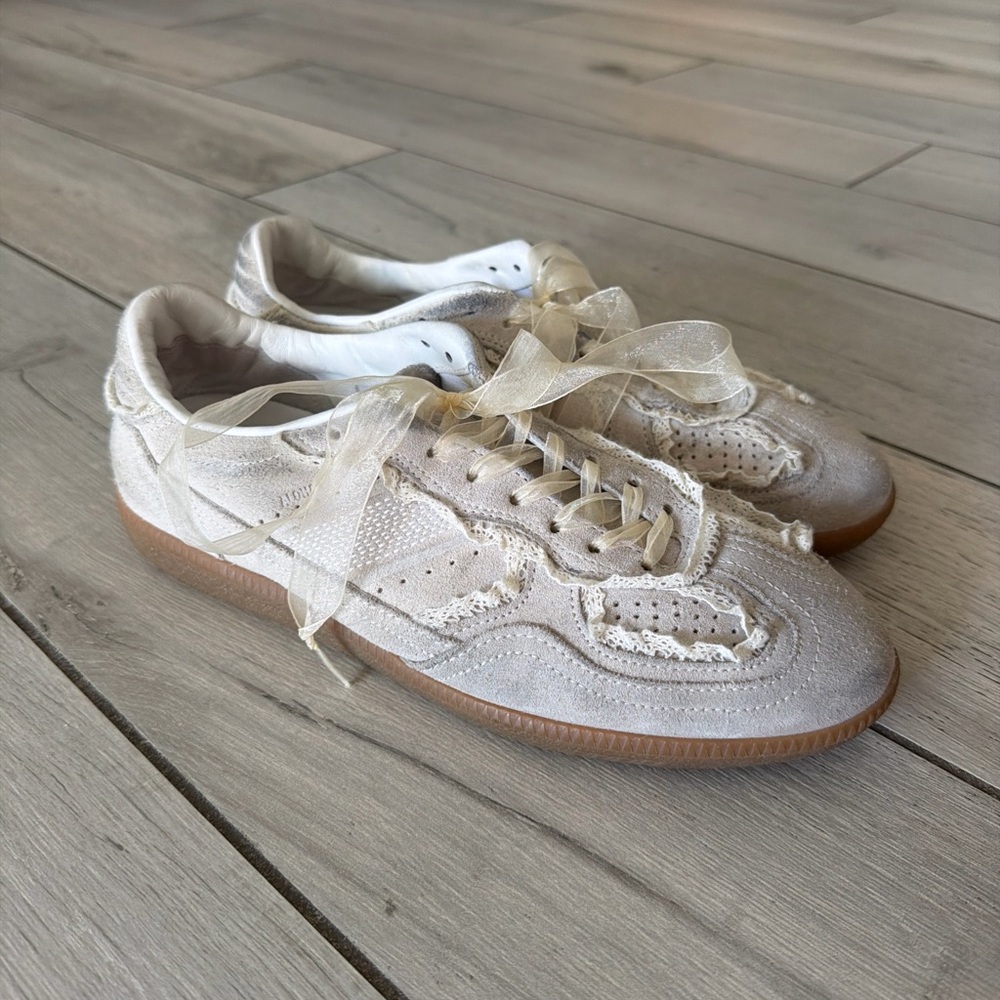 ALOHAS Cream Lace-Up Sneakers with Sheer Ribbon